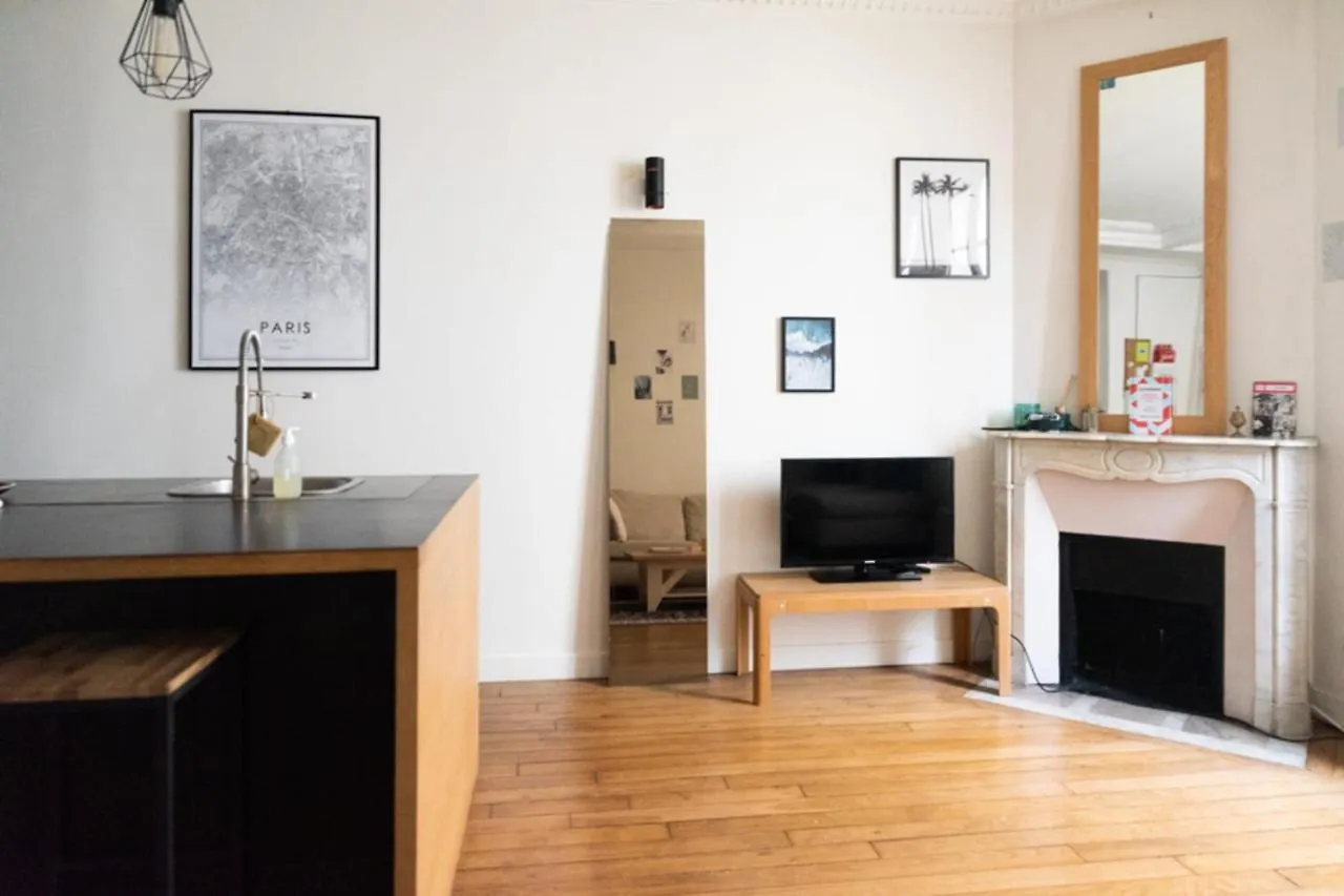 Bright apt with wifi near Sacré Coeur